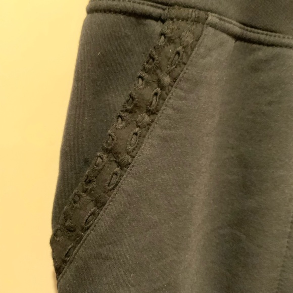 d & co active 2 piece set.  Eye-lit details on top and capri pockets. - Picture 8 of 12